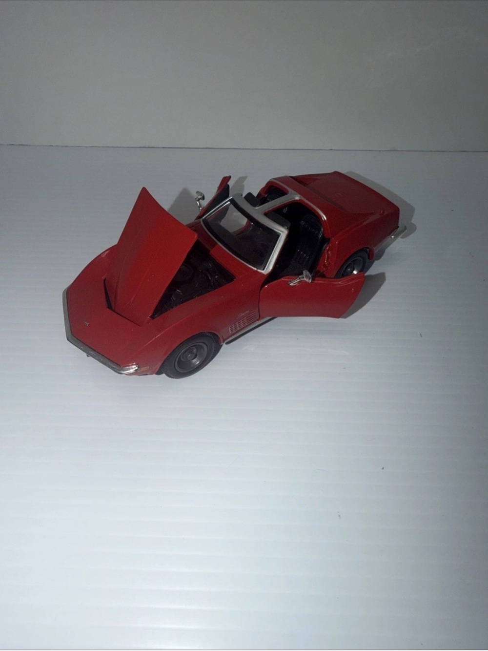 Maisto 1970 Chevrolet Corvette T Top Cherry Red 1:24 Die Cast Model Car
